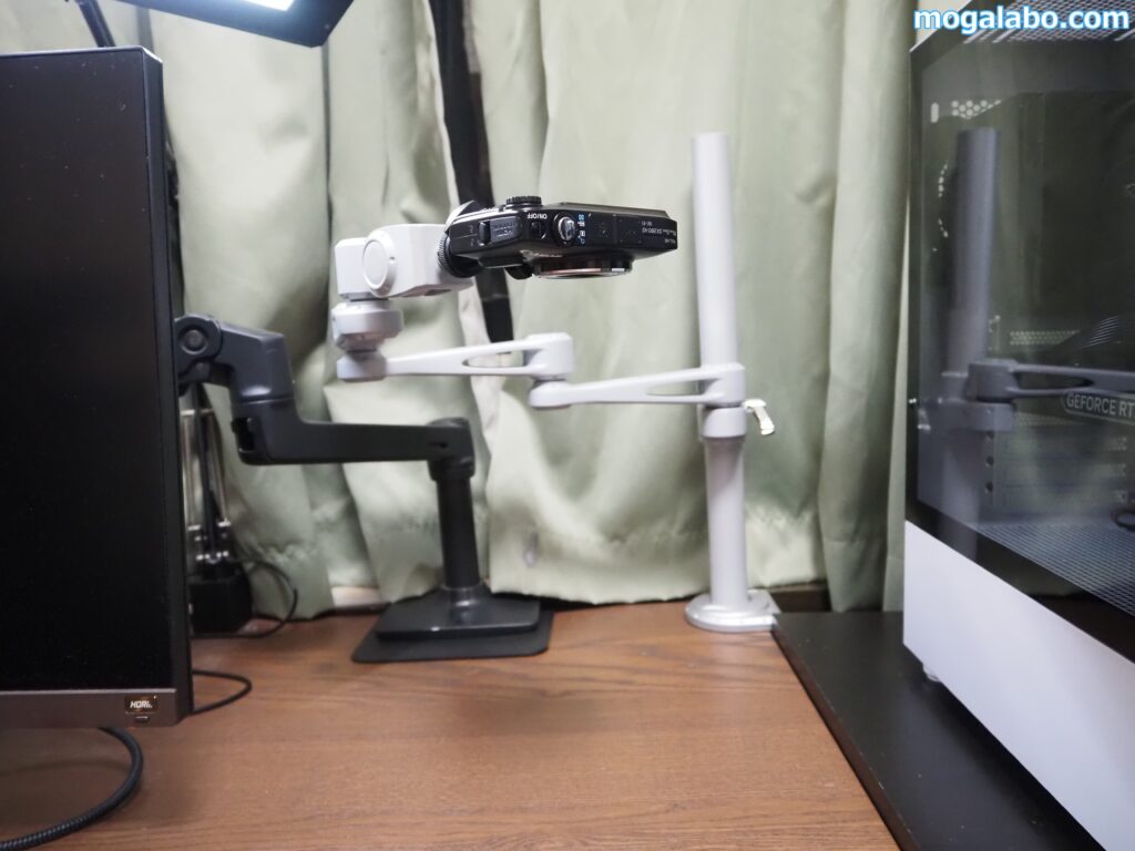 カメラのレンズが下向きにくるように調整