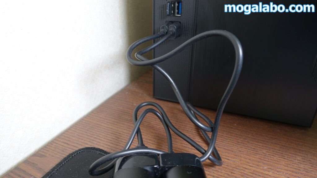 付属のUSBケーブルのUSB-A端子を、電源供給できるUSB端子に接続