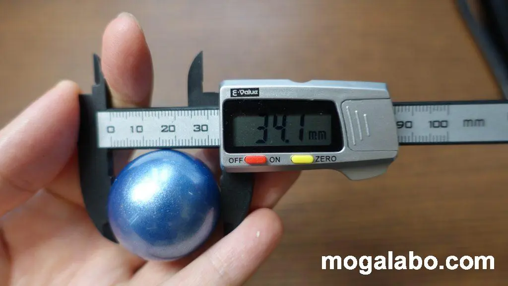 親指操作タイプのボールは、小型のタイプを採用