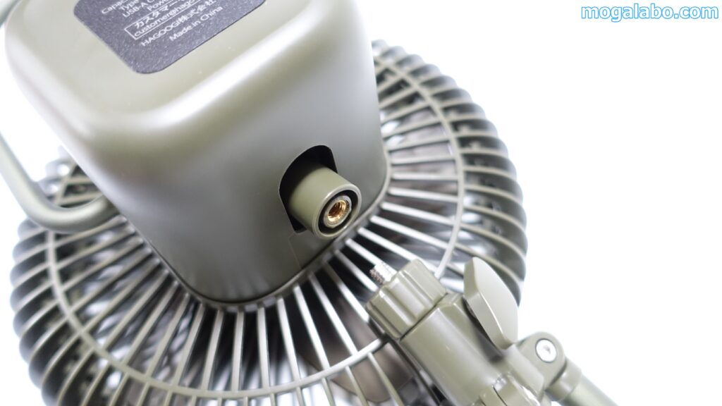 取り付ける際は、本体の三脚取付穴を利用