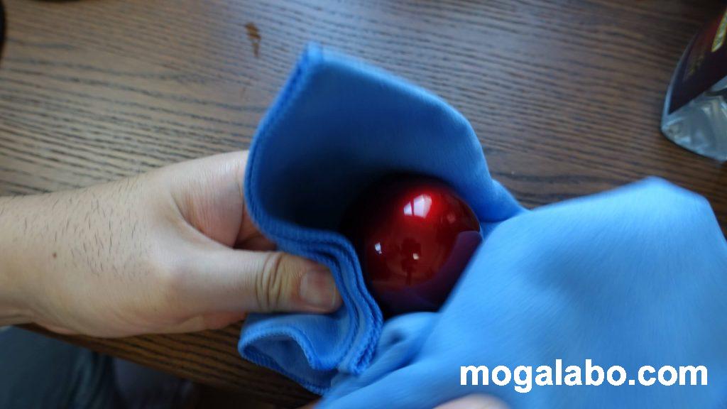 クリーニングクロスで、操作球を掃除