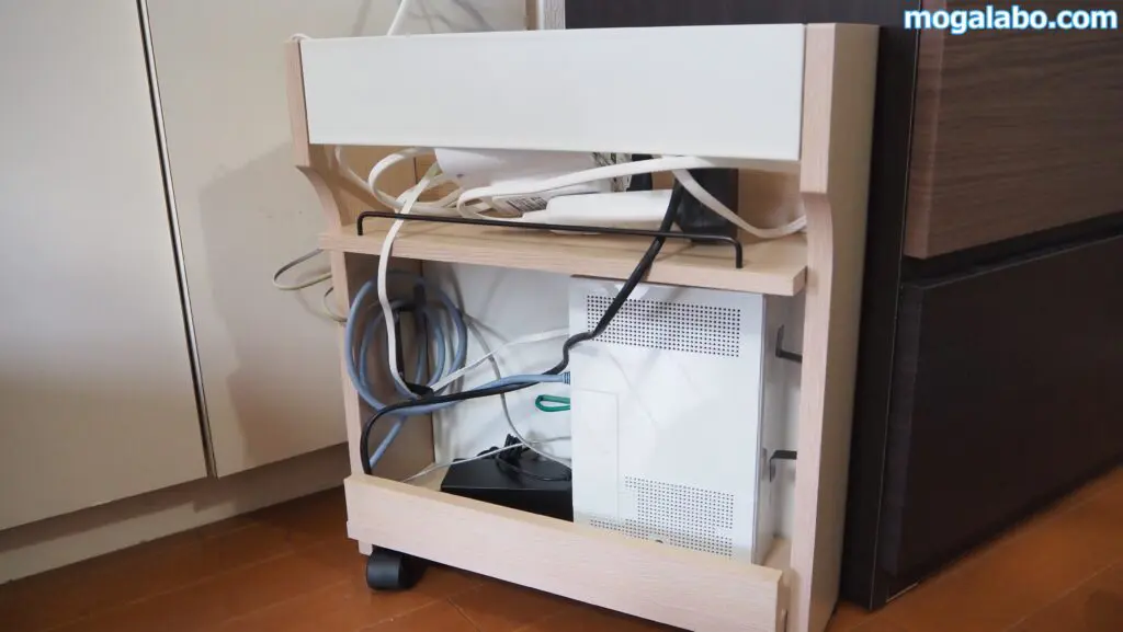 ボックス裏側はルーターやケーブルが露出するので正直乱雑な印象