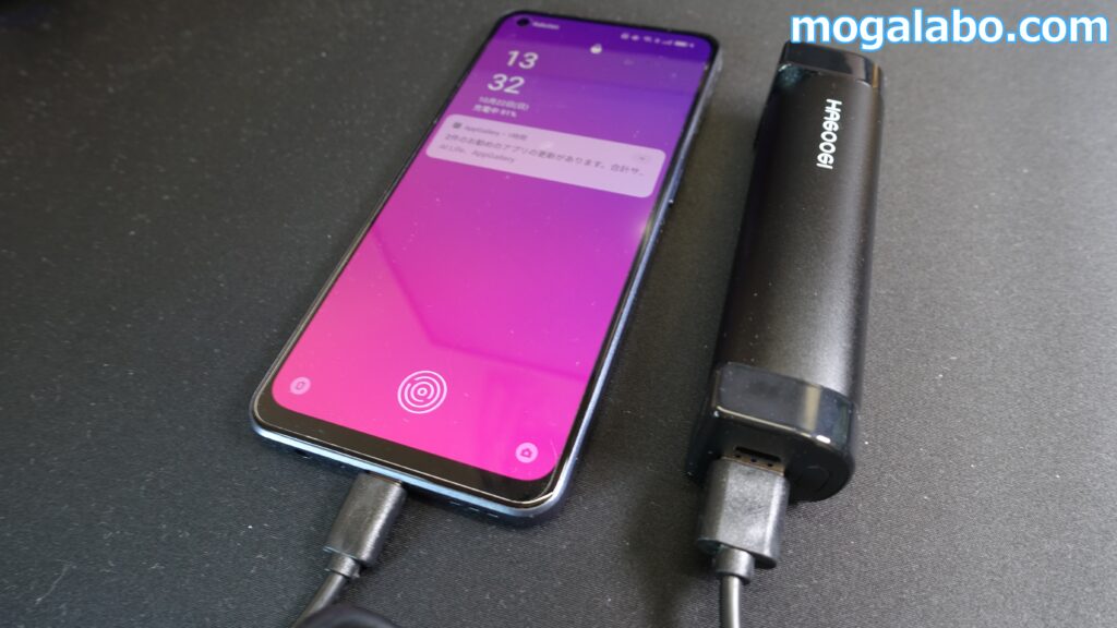 本体と充電したいモバイル機器を、付属のUSBのケーブルを使って接続すると、自動的にモバイル機器への充電が始まる