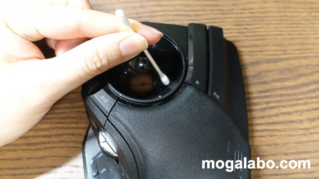 操作球の入っていた穴の汚れやほこりをはらう