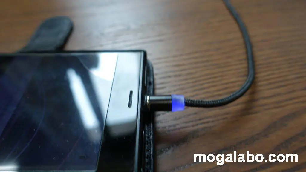 ケーブルをつなげました。きちんと充電されています。