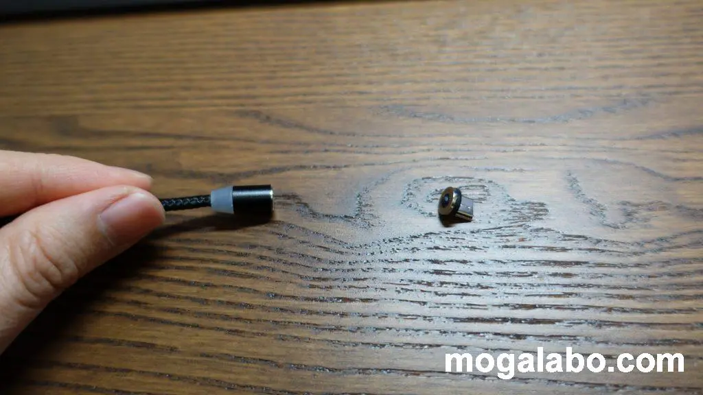 マグネット式充電ケーブルを使えば一発解決