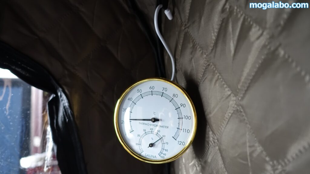 温湿度計をテント内にかける