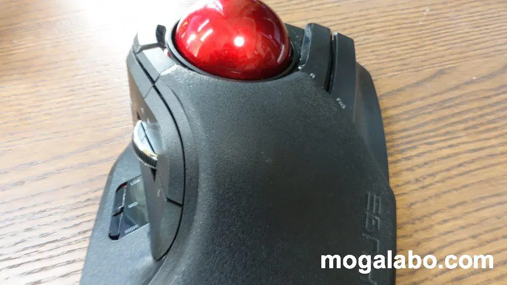 一般的なマウスと比較すると形状に違いがある