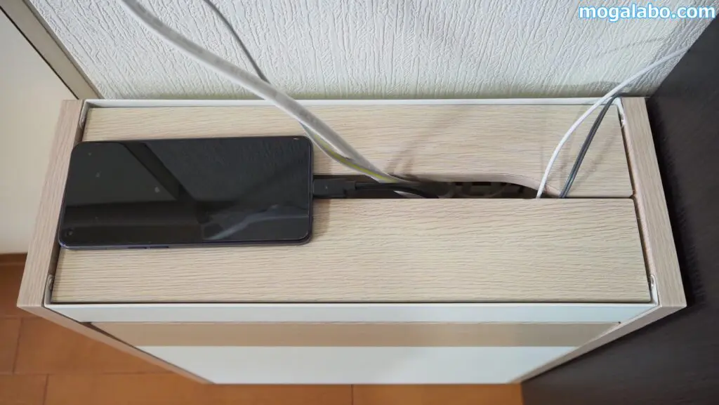 スマホなどの小物類を天板に置くことができる